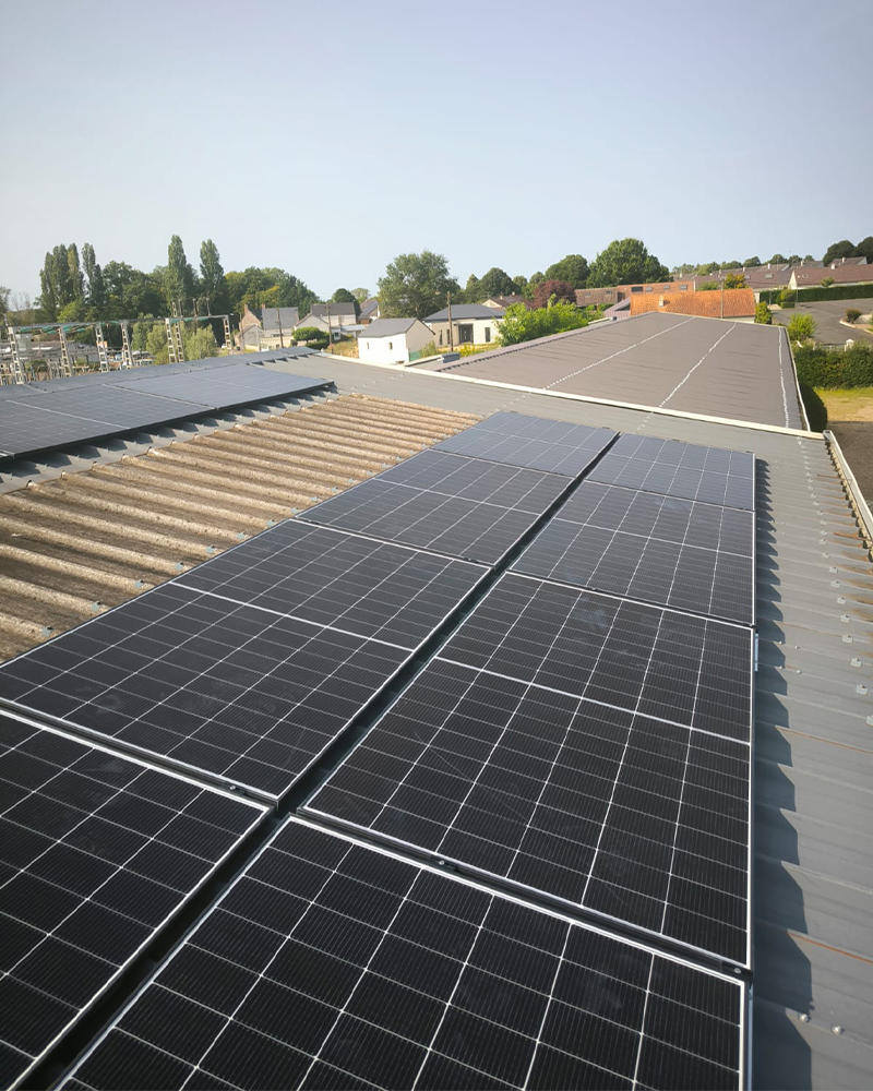 Toit industriel en panneaux photovoltaîques près de Châtellerault